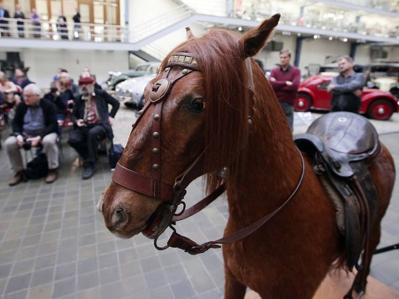 Národní technické muzeum a Praha 7 plánují záchranu kolotoče na Letné. Kolotoč byl postaven v roce 1892 a až do 90. let 20. století sloužil k zábavě Pražanů.