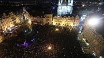 Demonstranti zaplnili pražské Staroměstské náměstí a žádají demisi vlády Andreje Babiše (ANO).