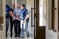 Armin a Arash Nahvi jsou vedeni k soudu 30. dubna 2019 v případu napadení čišníka v centru Prahy.