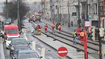 Rašínovo nábřeží - začala oprava tramvajové trati, automobilová doprava je svedena na náplavku ve směru na Podolí.