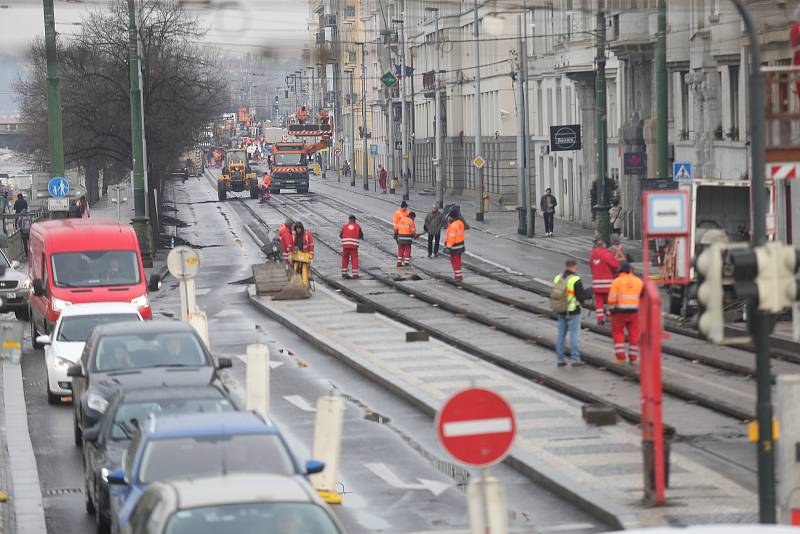 Rašínovo nábřeží - začala oprava tramvajové trati, automobilová doprava je svedena na náplavku ve směru na Podolí.