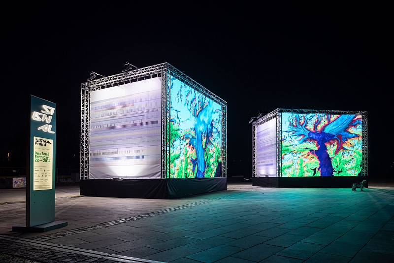 Na počest mezinárodního Dne Země (22. 4.) umístili pořadatelé Signal Festivalu do areálu holešovického Výstaviště Praha instalaci The Room of Change od italského studia Accurat, která sleduje změny životního prostředí na planetě Zemi.