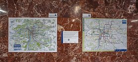 Mapa, nebo schéma? Na Florenci a na Palmovce najdou cestující dva typy map Prahy s linkovým vedením MHD.
