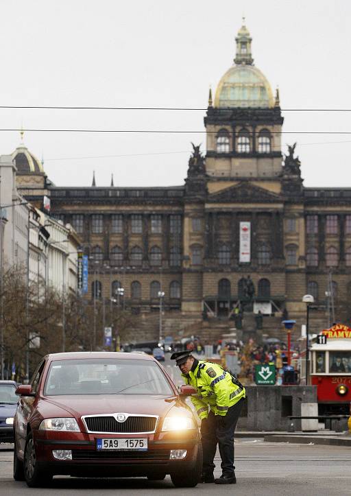 Od 2. dubna se spodní část Václavského náměstí změnila v pěší zónu. Mnoho aut tam ale stále jezdí.