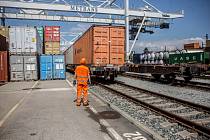 Překladiště kontejnerů pro kamionovou a železniční dopravu společnosti Metrans 