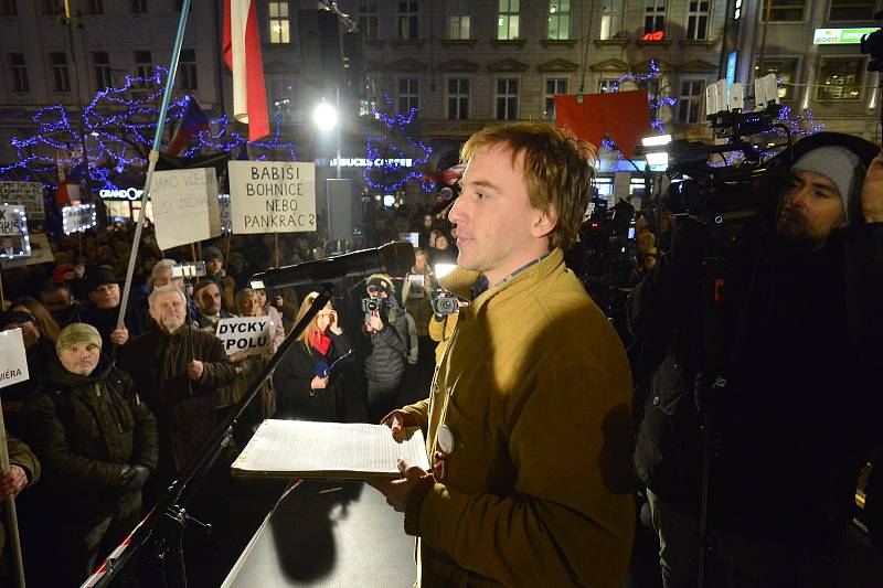 Lidé demonstrují 17. 12. 2019 na Václavském náměstí proti menšinové vládě Andreje Babiše (ANO), která má podporu komunistů. Akci pořádá spolek Milion chvilek pro demokracii.