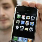 Ve značkové prodejně Apple na pražském Smíchově byl dne 12.července k vidění a případnému vyzkoušení nový revoluční přístroj iPhone.