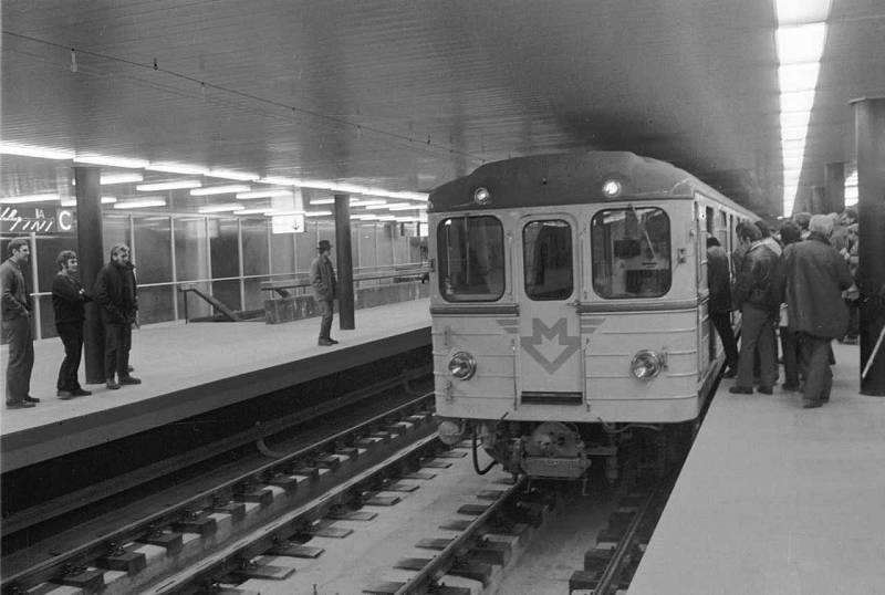 Metro – Metro bylo na Vyšehradě zprovozněno spolu se zbytkem linky C 9. května 1974. Dříve se stanice jmenovala Gottwaldova. Patřila k nejméně nákladným, stála 43 milionů korun.