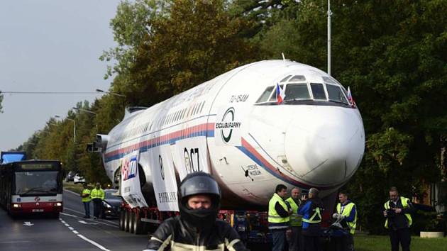 Tahač s letounem Tu-154 se vydal na cestu. 