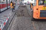 Rozšiřování tramvajového ostrůvku zastávky Malostranská.