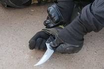 Police zajistila muže, který měl v rukávu skryté nůžky jako zbraň.