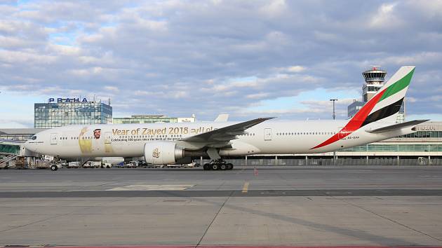 Boeing 777 společnosti Emirates na pražském letišti.