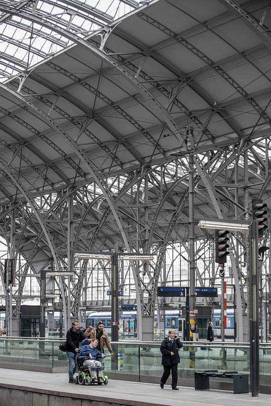 Na pražském hlavním nádraží byla 3. října slavnostně zakončena rekonstrukce zastřešení příjezdové haly. Kvůli zkorodovaným nosným obloukům se zvýšily náklady o 127 milionů korun.