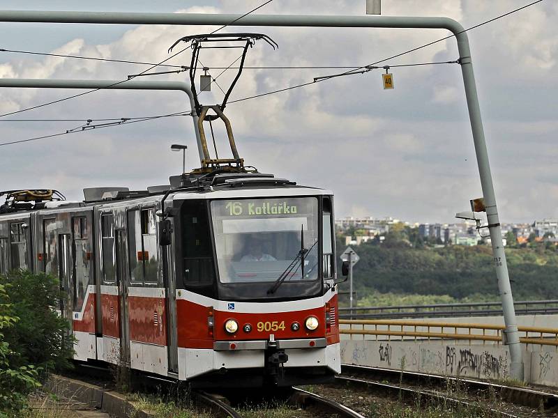 Tramvaj a autobus.