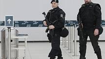 Policie na Letišti Václava Havla v Praze zvýšila v úterý 22. března 2016 po útocích v Bruselu bezpečnostní opatření.
