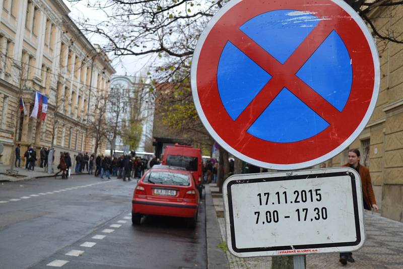 Oslavy 26. výročí Sametové revoluce 17. listopadu v Praze na Albertově.