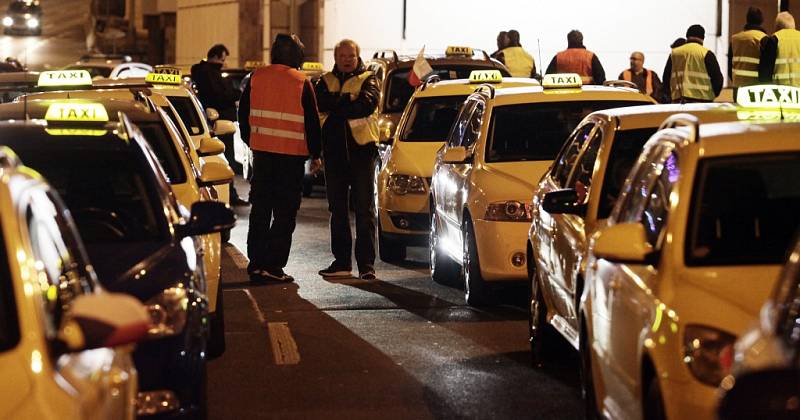 Protestující taxikáři v Praze v pondělí 8. února 2015 po páté hodině ranní zablokovali magistrálu.