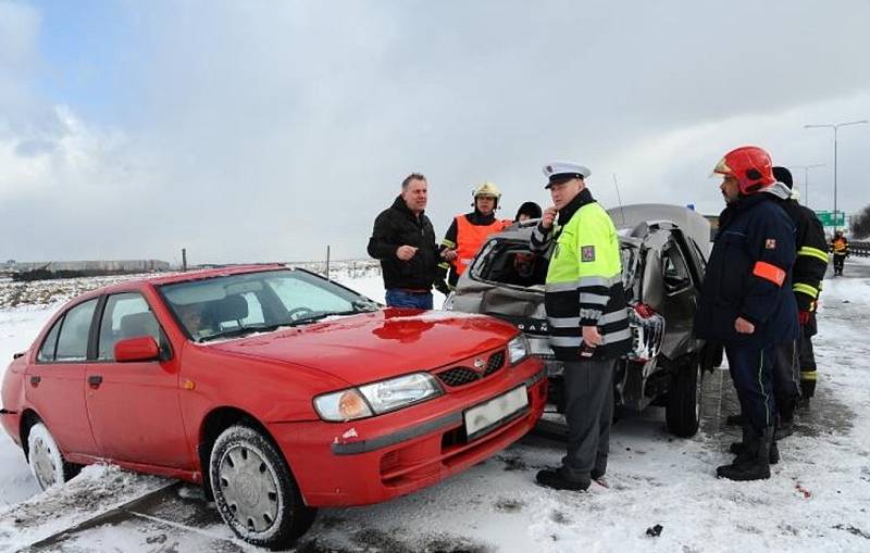 Několik kamionů a zhruba padesátka aut zůstala 8. února nabouraná po hromadné nehodě na Pražském okruhu.