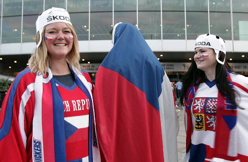 Fanoušci u O2 Arény při zápase MS v hokeji mezi Kanadou a Českem.