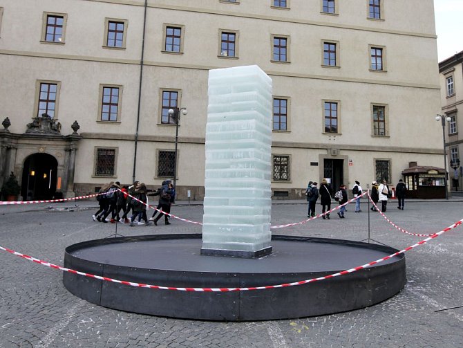 Experimentální ledové dílo studentů pražské AVU Artura Magrota,Martina Chladny a Jakuba Rajnocha na Malostranském náměstí.