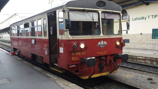 Starý vůz. Motorový vlak KŽC Doprava stále zajišťuje veřejnou dopravu v Praze mezi Masarykovým nádražím a Čakovicemi.