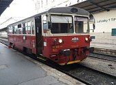 Starý vůz. Motorový vlak KŽC Doprava stále zajišťuje veřejnou dopravu v Praze mezi Masarykovým nádražím a Čakovicemi.