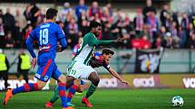 Fotbalové utkání HET ligy mezi celky Bohemians Praha 1905  a FC Viktoria Plzeň 8. dubna v Praze. Benjamin Tetteh vs. Patrik Hrošovský.