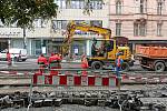 Omezení dopravy na Karlově náměstí v Praze z důvodu rekonstrukce tramvajových kolejí.