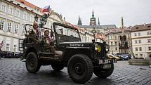 Historická vozidla, která tvoří Konvoj osvobození, se v pátek 24. dubna 2015 sjela před americké velvyslanectví v Praze a poté se vydala na cestu po západních Čechách, které v roce 1945 osvobodila americká armáda.