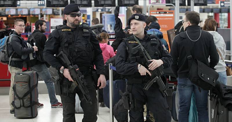 Policie na Letišti Václava Havla v Praze zvýšila v úterý 22. března 2016 po útocích v Bruselu bezpečnostní opatření.
