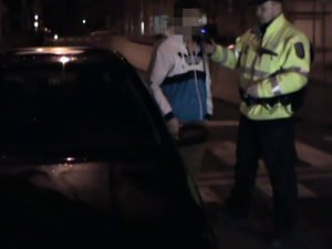 Kontrola opilého řidiče v Bryksově ulici na Černém Mostě.