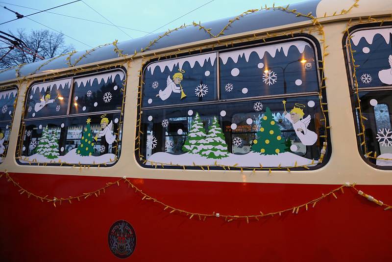 Vánočně nazdobená tramvaj v Praze.