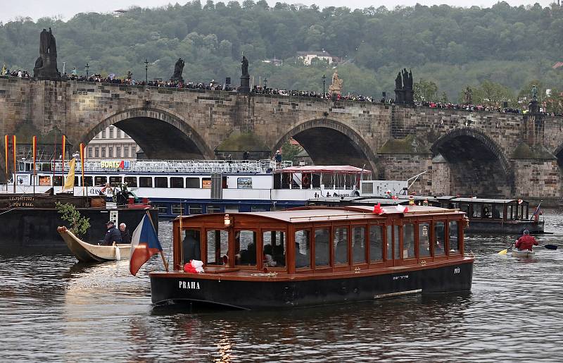 Svatojánské slavnosti NAVALIS 2019 na hladině Vltavy pod Karlovým mostem.