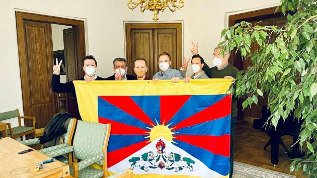 S tibetskou vlajkou se na radnici Prahy 3 vyfotil také místostarosta Štěpán Štrébl (Piráti), který je na fotografii první zleva. Štréblova firma přitom obchoduje s Čínou.