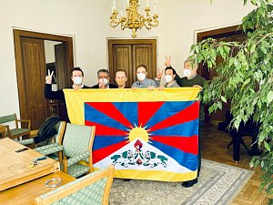 S tibetskou vlajkou se na radnici Prahy 3 vyfotil také místostarosta Štěpán Štrébl (Piráti), který je na fotografii první zleva. Štréblova firma přitom obchoduje s Čínou.