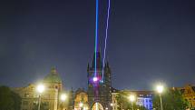 U příležitosti Mezinárodního dne světla se odehrála světelná instalace, při níž laserové paprsky spojily konce Karlova mostu.