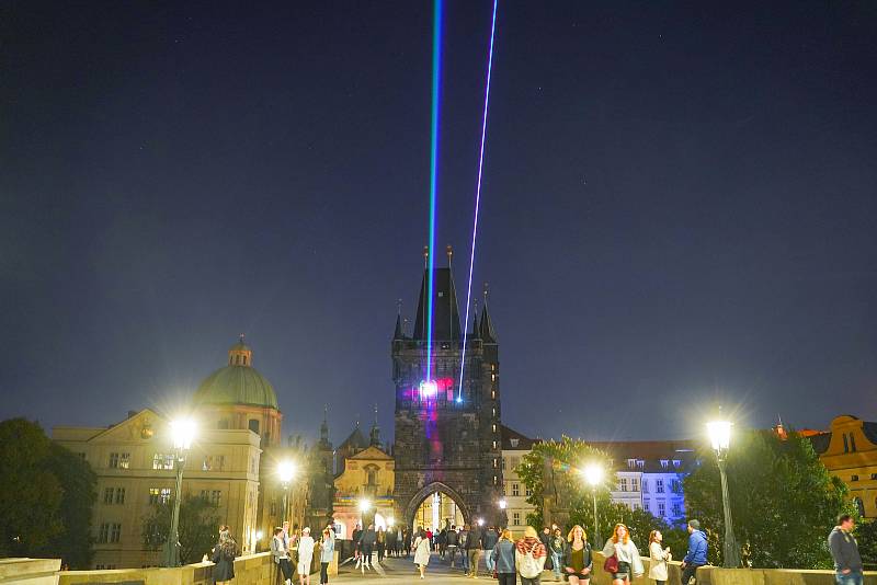 U příležitosti Mezinárodního dne světla se odehrála světelná instalace, při níž laserové paprsky spojily konce Karlova mostu.