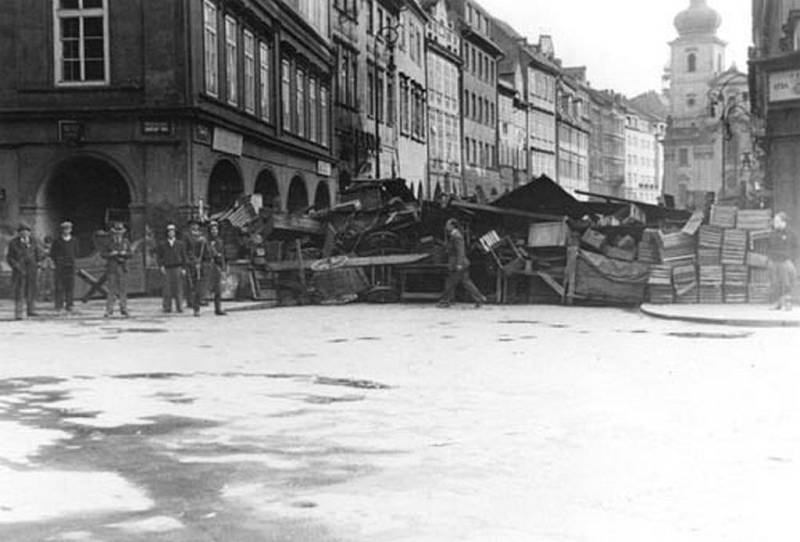 Pražské povstání. Staroměstské náměstí v květnu 1945.