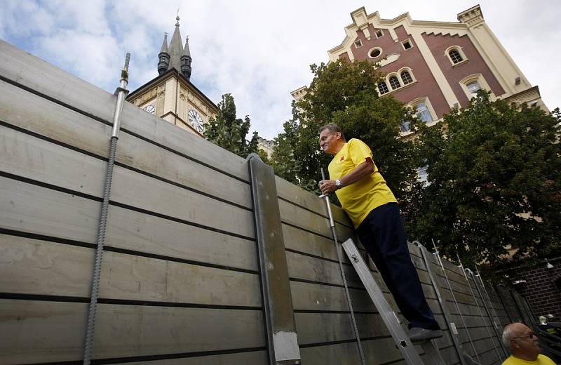 Výstavbu protipovodňových bariér u Karlových lázní si přišel prohlédnout pražský primátor Bohuslav Svoboda.