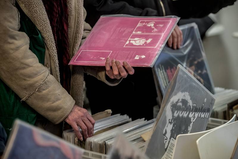 Vinyl Fever, bazar gramofonových desek s možností poslechu i vyčištění desek, probíhal v pražském Bio Oko.