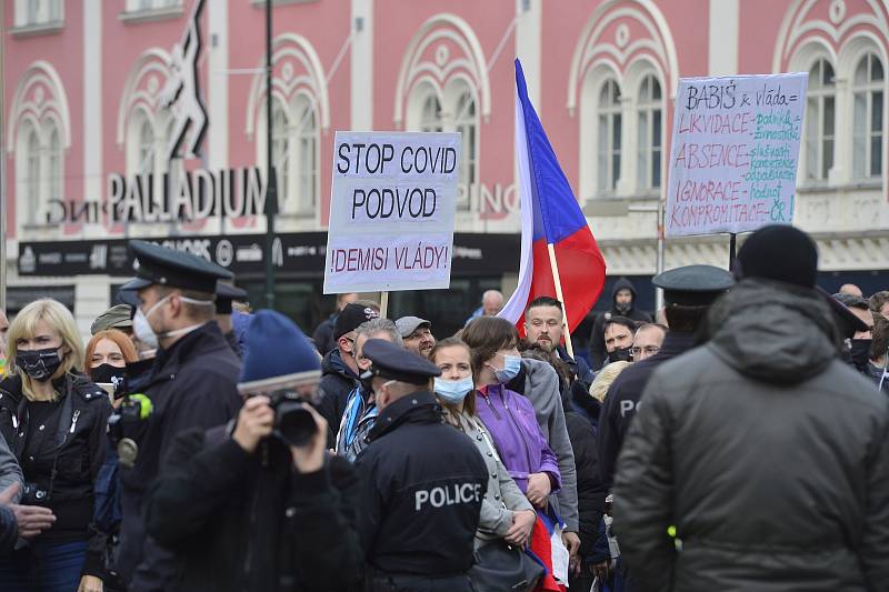 Ve středu 28. října 2020 se na náměstí Republiky v centru Prahy konala demonstrace proti vládním opatřením kvůli infekční nemoci covid-19.