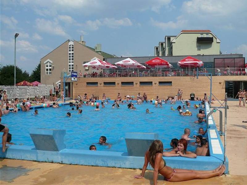Venkovní bazén v areálu Pražačka. Ilustrační foto. 