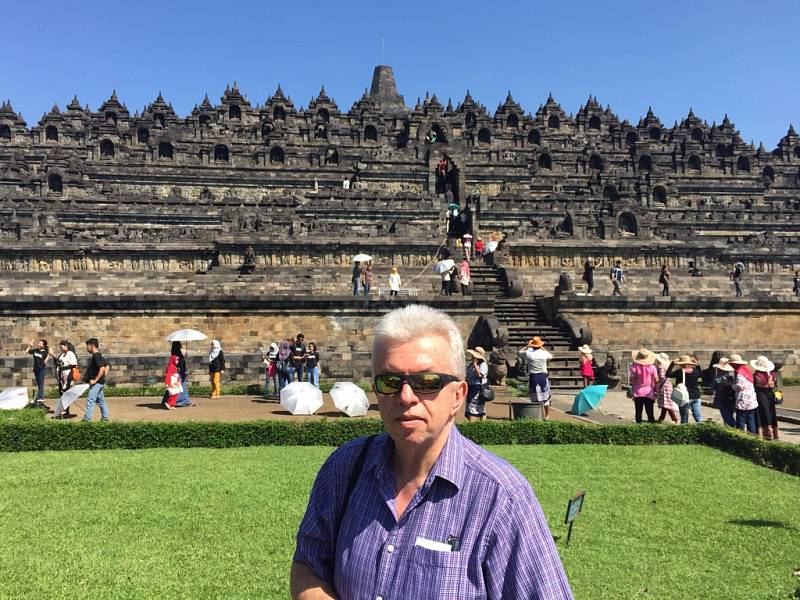 Houslový virtuóz Jaroslav Svěcený v Borobuduru, chrámovém komplexu mahájánového buddhismu v indonéském Magelangu.