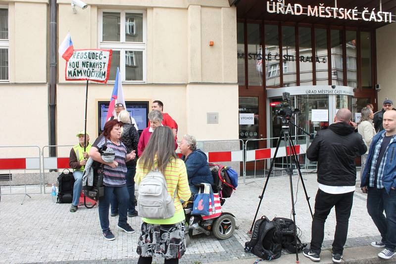 Zastupitelstvo Prahy 6 projednávalo 12. září 2019 osud sochy maršála Koněva. Sešli se zde i odpůrci zakrytí či přemístění.