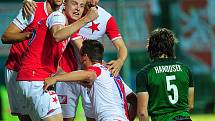 Fotbalové utkání finále MOL Cupu mezi celky SK Slavia Praha a FK Jablonec 9. května v Mladé Boleslavi. Klečící Stanislav Tecl oslavuje branku se spoluhráči.