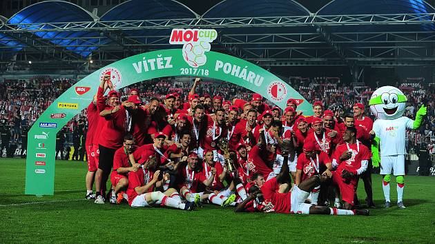 Fotbalové utkání finále MOL Cupu mezi celky SK Slavia Praha a FK Jablonec 9. května v Mladé Boleslavi. Slavia slaví vítězství.