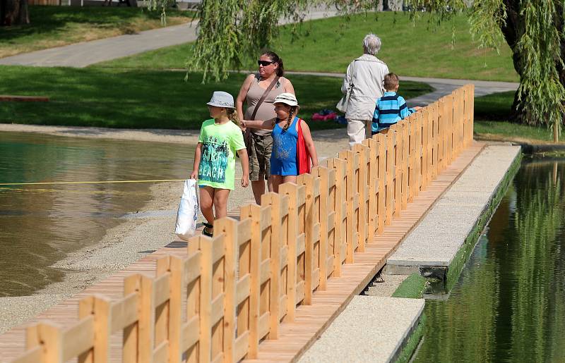 Otevření přírodního koupaliště Lhotka v Praze 4.