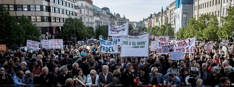 Na dvacet tisíc lidí se sešlo 10. května na pražském Václavském náměstí, aby protestovali proti Andreji Babišovi a Miloši Zemanovi.