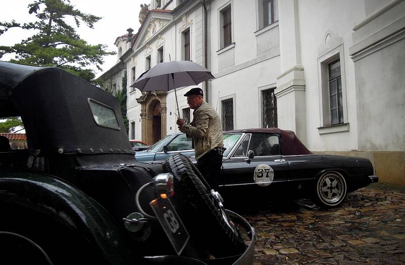 Historické vozy zakončily 13. července na nádvoří Strahovského kláštera v Praze 15. ročník celovíkendového závodu Retro Prague Historic Rally 2014.