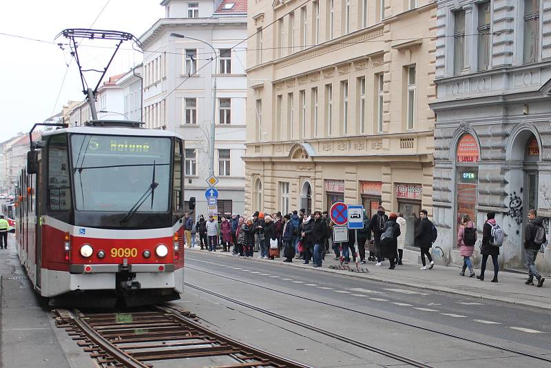 Výluka tramvají v Seifertově ulici v Praze 3 - havarijní oprava vodovodu.